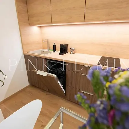 Modern Loft-style - Pink Flamingo Apartment *