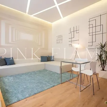 Modern Loft-style - Pink Flamingo Apartment